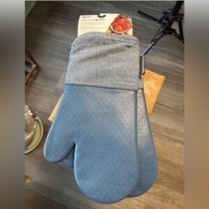 NWT Frigidaire Sasha Cotton and Silicone Oven mitts in Denim Blue Set of 2